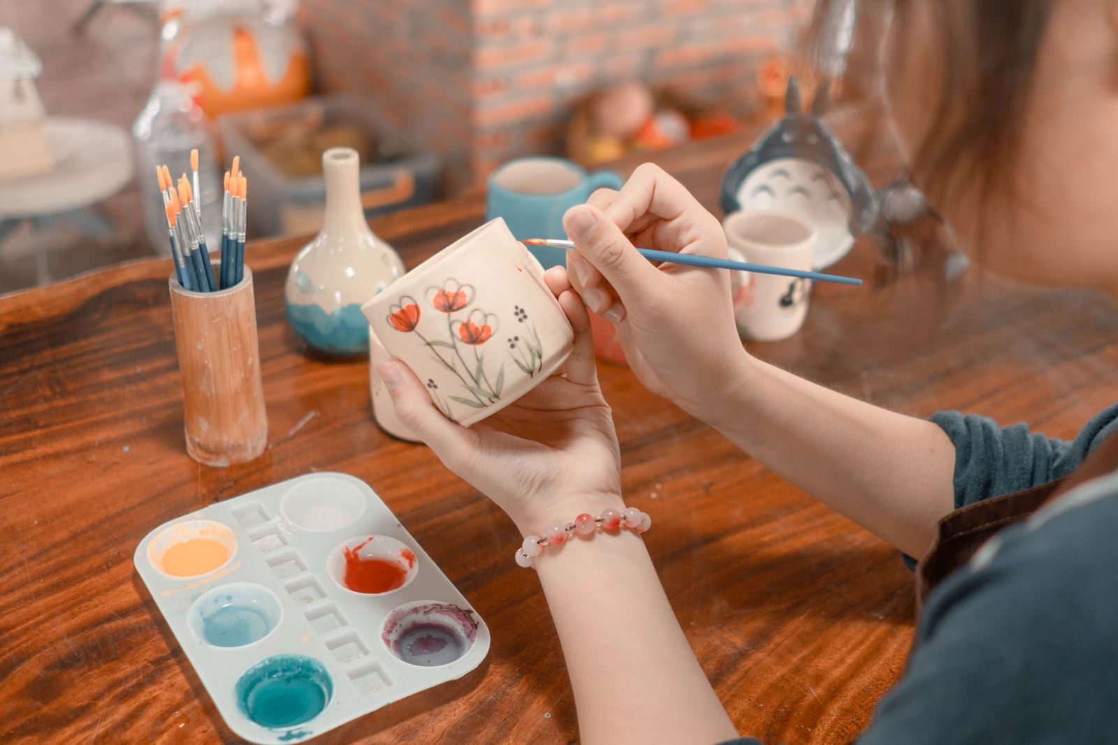 Vẽ sáng tạo trên gốm