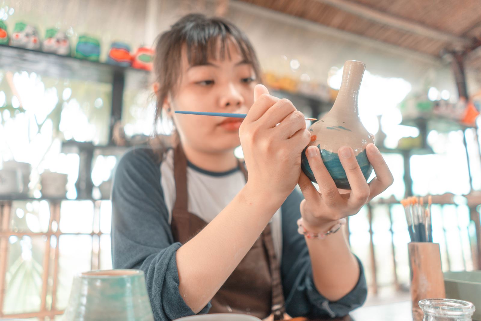 Vẽ sáng tạo trên gốm