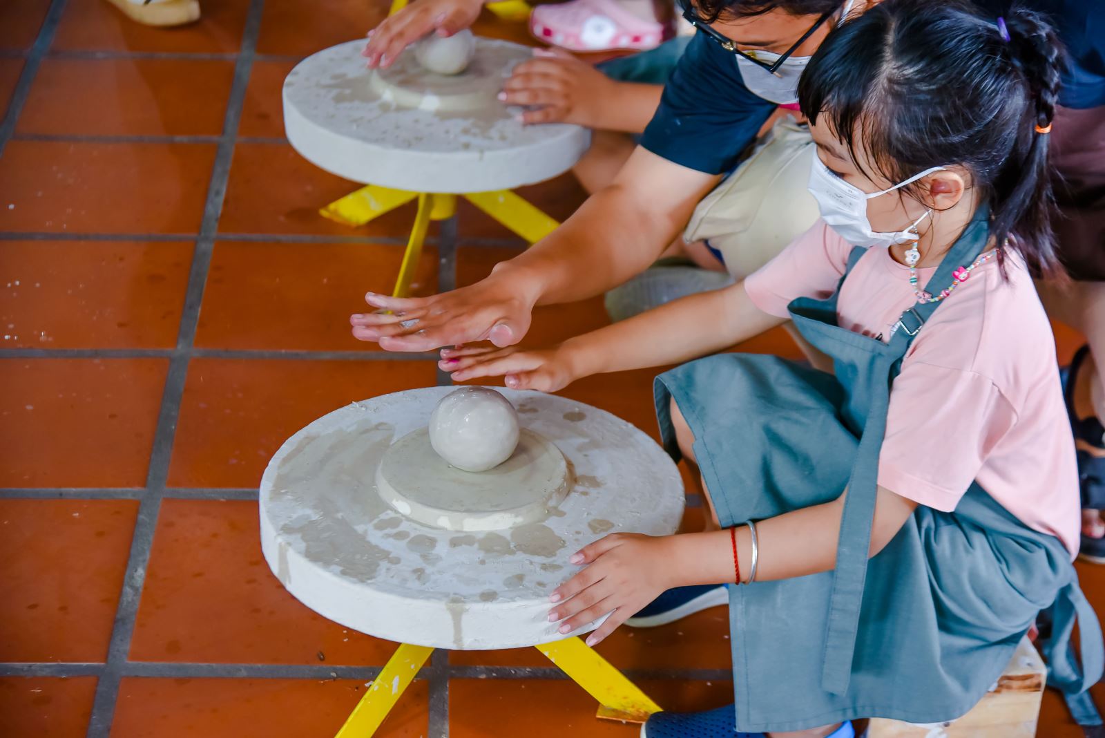 Tại Sài Gòn cũng có nhiều người muốn trải nghiệm làm gốm Bát Tràng tại Hồ Chí Minh để có cơ hội tìm hiểu giá trị của nghệ thuật làm gốm