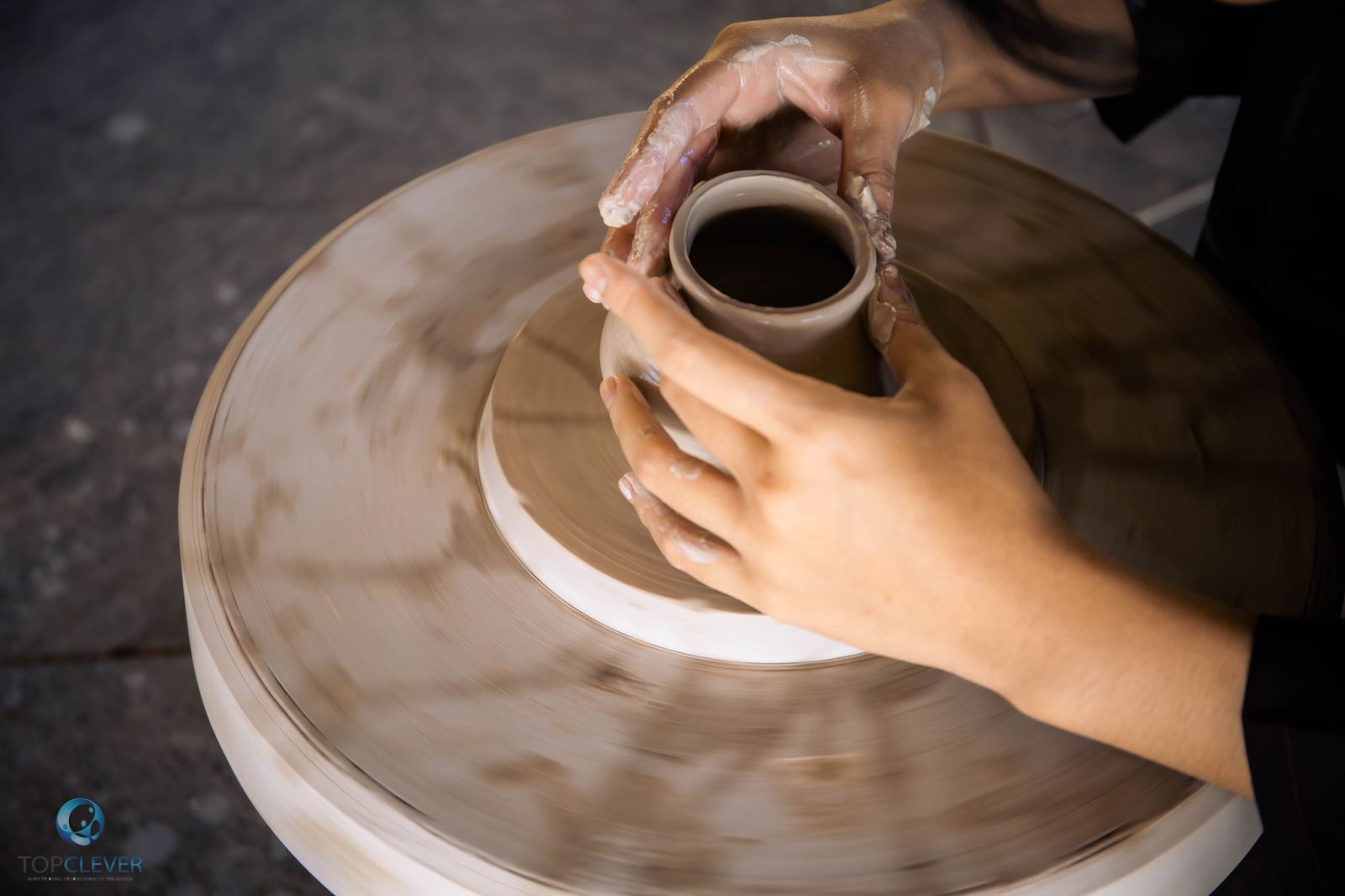 Làm gốm tại làng sinh thái giáo dục Topclever Daklak