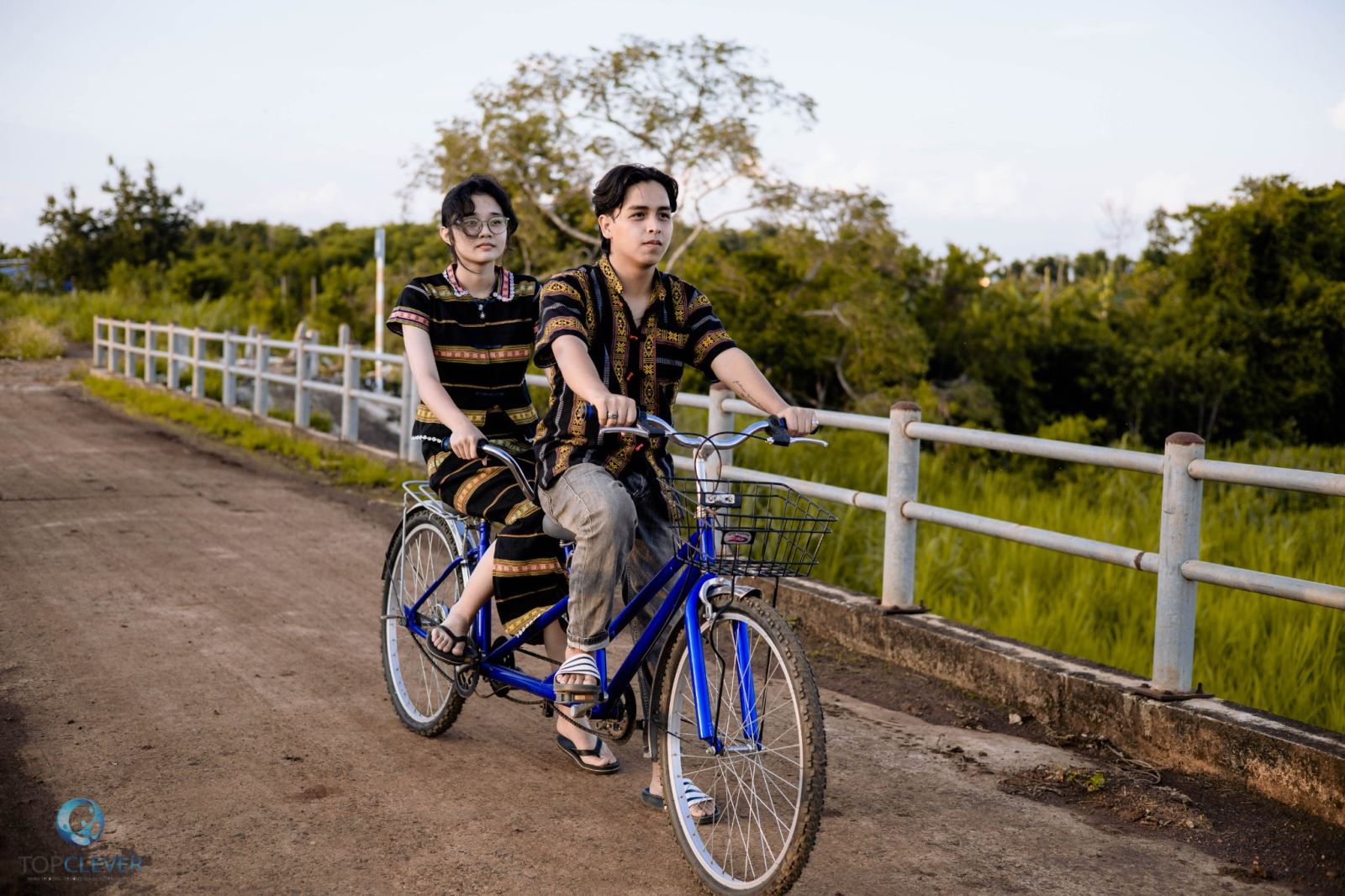 Đạp xe đạp đôi tại làng sinh thái giáo dục Topclever Daklak