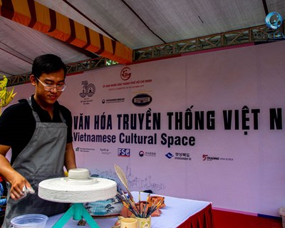 Nhân Trí Dũng vinh hạnh thay mặt Làng gốm Bát Tràng tham gia Tuần lễ giao lưu văn hóa, thương mại và đầu tư Việt - Hàn tại TP.HCM
