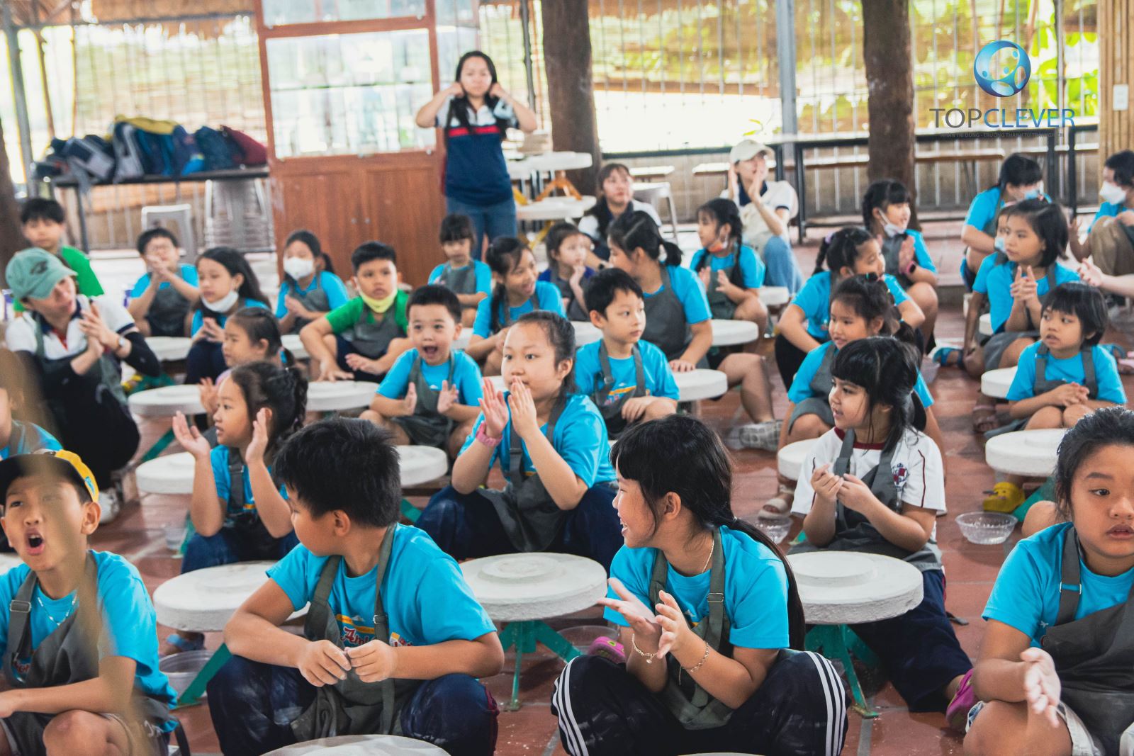Với hoạt động làm gốm Bát Tràng tại trung tâm Nhân Trí Dũng, trẻ sẽ biết thêm về ngành nghề dân tộc Việt Nam